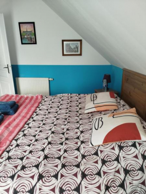 Chambre bleue dans maison avec parking
